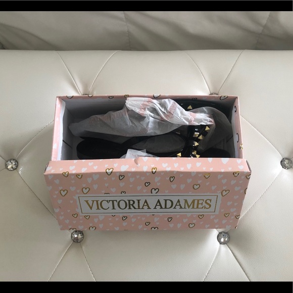 NWT BEAUTIFUL STUDDED SANDALS WITH BOW DESIGN - Picture 4 of 4